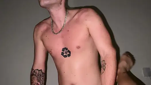 Моя пышная девушка очень распутная, и я подвергаю её дикому сексу — Мика