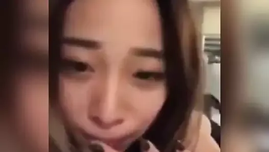 Azjatycka dziewczyna wieje, dopóki nie dostaje spermy w ustach