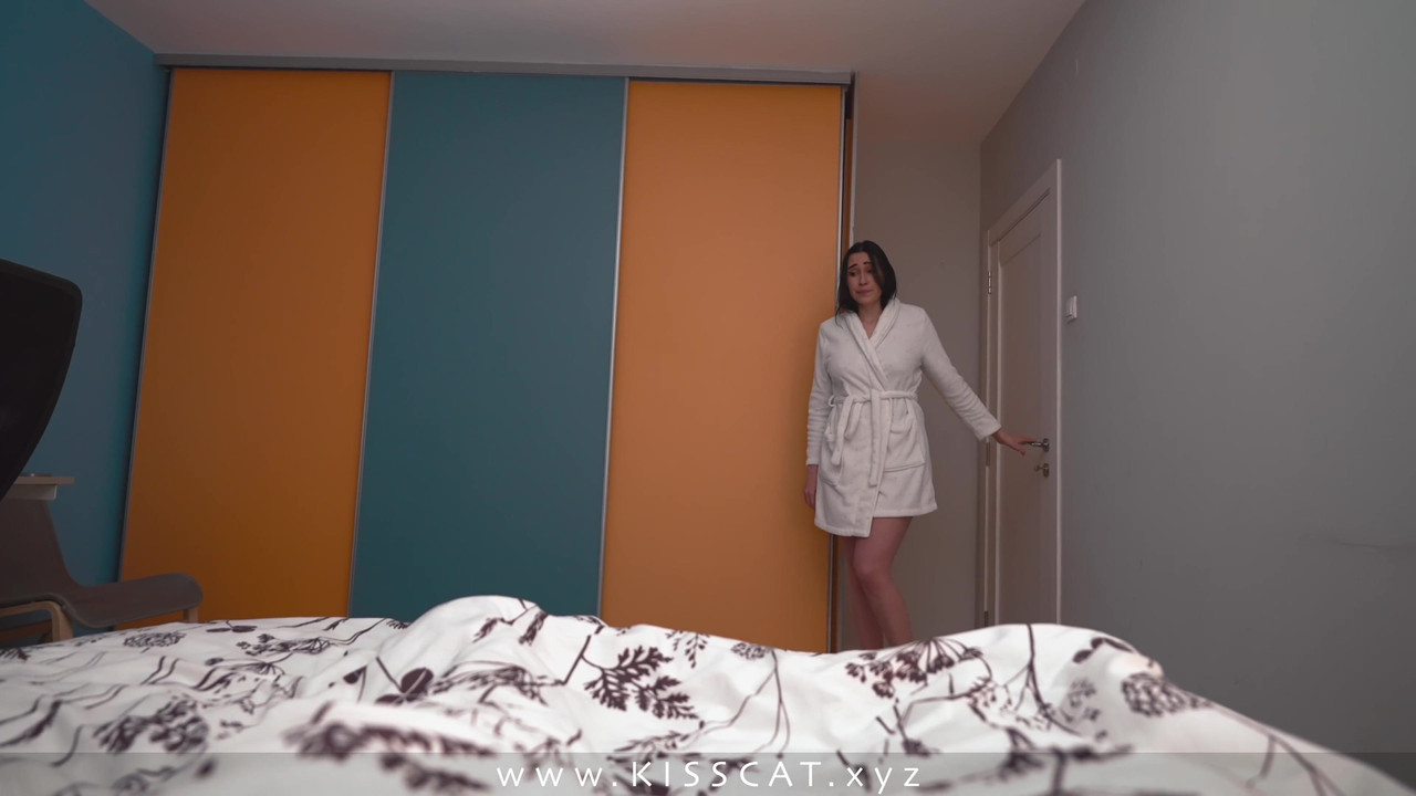 为什么继子和继母睡一张床？继母被中出并玩弄精液 - Kisscat