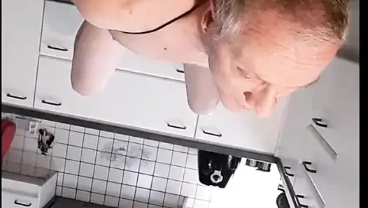 Teşhirci götümde dildoyla mastürbasyon yapıyor ve dağınık boşalma ile kendi boşalmamı yiyor
