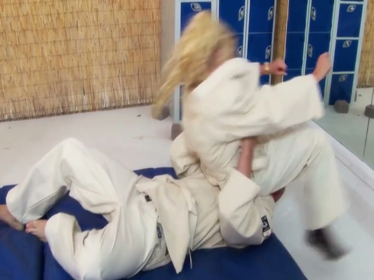 Spor salonu sürtük sahnesi 2: taekwondo sınıfında sarışın ve büyük götlü bir esmerle çifte penetrasyon grup seks