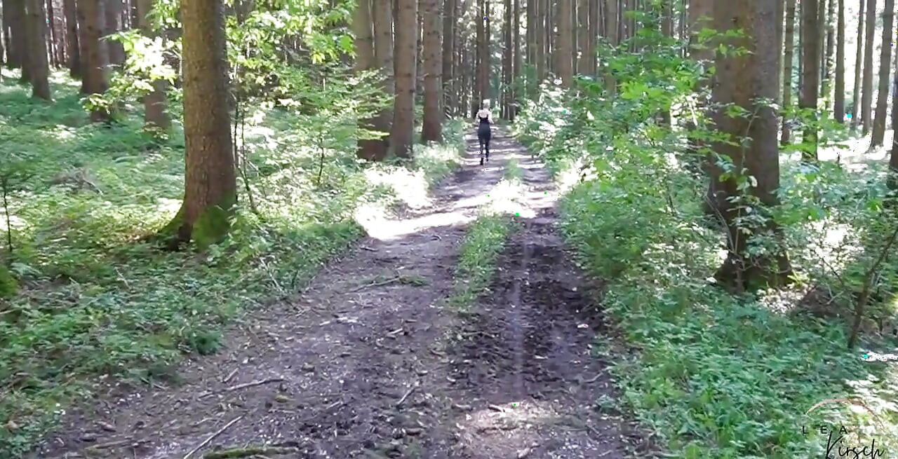 Neues video: Brazenly beim joggen gepackt! Hiker gibt mir einen creampie! Ich joggte im wald, als er pfiff