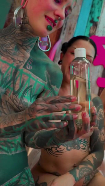 Zgodne zvezde tetovirane lezbejske ulje deli metalnu igračku | Klip 1