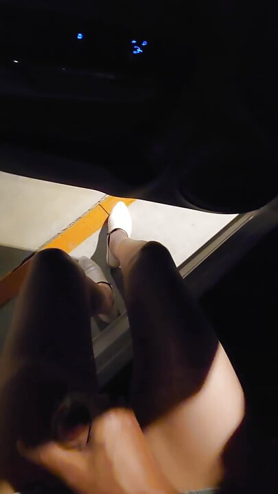 Ting Xuan masturbiert in der toilette im Freien.