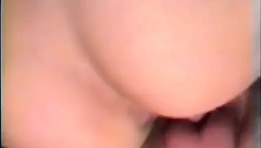Er dockt einen Gehhilfen am Rande eines Teiches an und fickt sie!