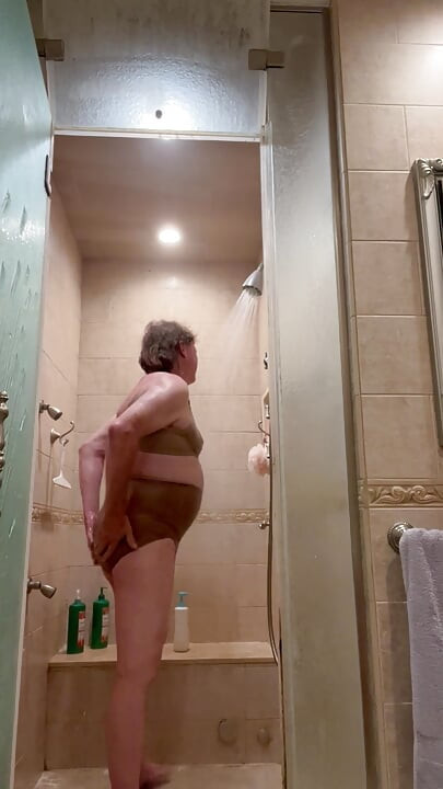 Dusche mit unterwäsche der ehefrau und bh