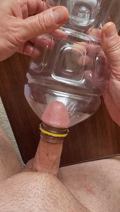 Mastürbasyon yapıyor ve emmek ve sikişmek için sıkı plastik şişe kullanıyor