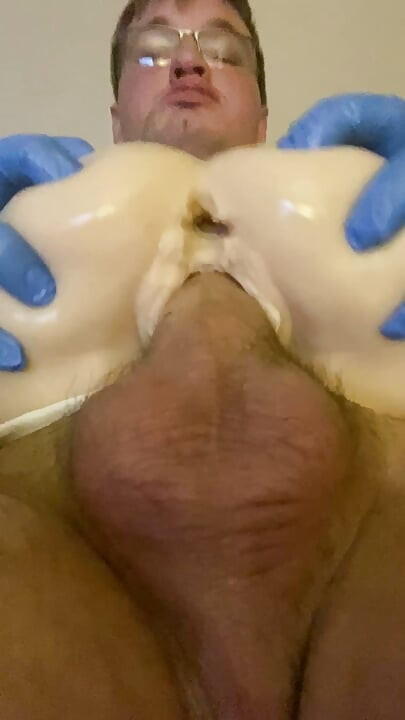 brinquedo sexual lubrificado fodendo os dois buracos
