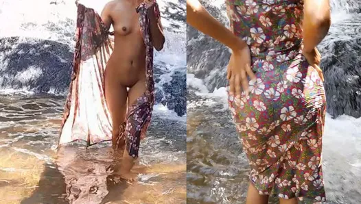 Une deshi indienne se baigne nue dans une rivière de la jungle
