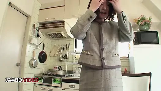 Kiyoe majima lagi asik muasin memek berbulunya pakai vibrator