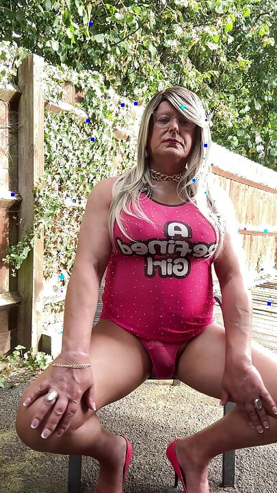 Sexy Crossdresser kellycd2022 em meu vestido de malha rosa e saltos