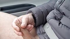 Masturbación con la mano mientras conduce