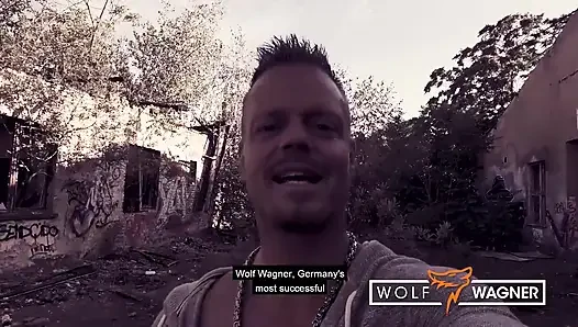 Harleen Van Hynten terk edilmiş bir yerde sert sikilmeyi seviyor! WolfWagner