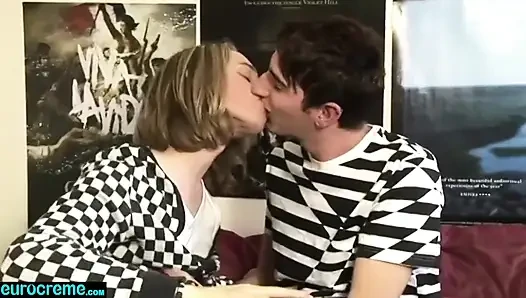 Eurocreme - uzun saçlı sarışın twink götünü siktiriyor!!