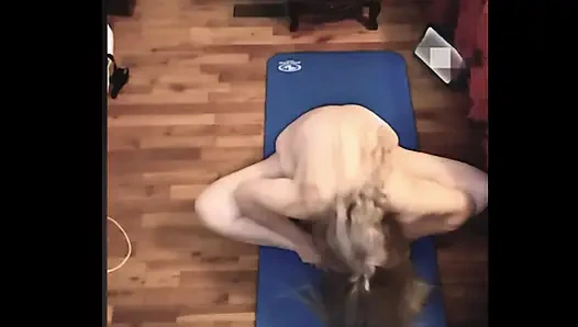 Горячая милфа-толстушка делает хороший Ole голый йога, чтобы подрочить!