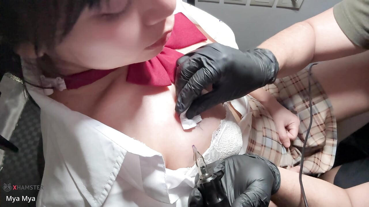 かわいい超ムラムラした女の子がタトゥー中に完全に中出し