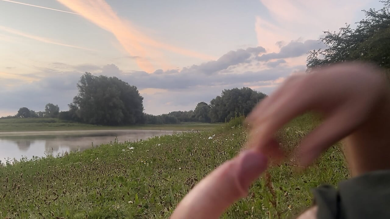 Main pagi-pagi di danau umum