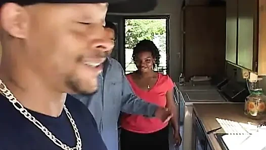 Cewek semok kulit hitam dan putih lagi asik seks threesome sama pria kulit hitam
