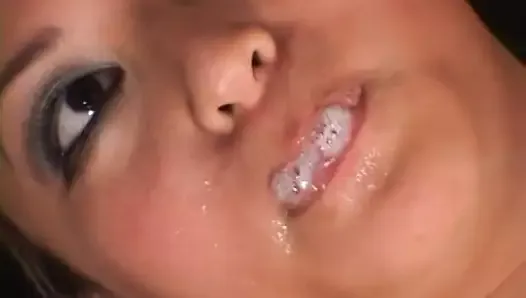 Un étalon blanc se fait sucer sa bite par une asiatique excitée puis la baise