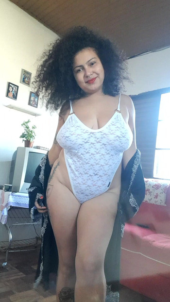 latina s velkými prsy se předvádí