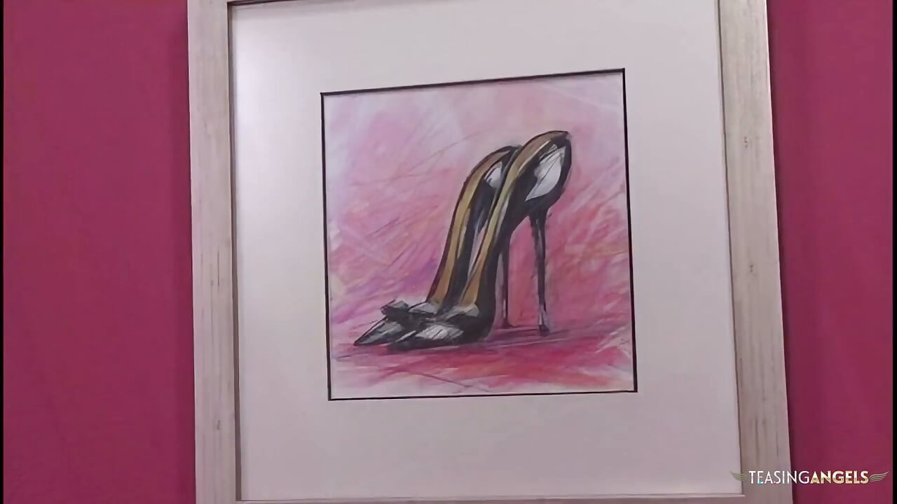 Při svůdné lízání nohou brunetka doufá, že orál skončí výstřikem na chodidlo