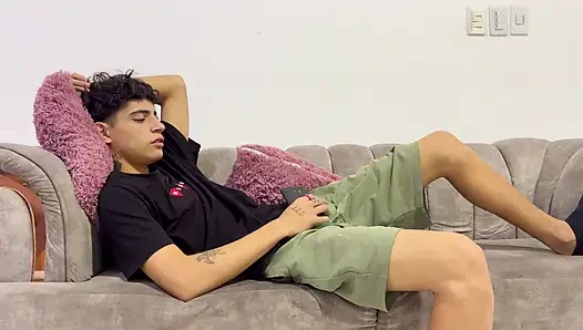 Aku nggak setia sama pacarku sama sahabatnya dan dia akhirnya mergoli aku dan ngebiarkan aku crot di pantatnya.