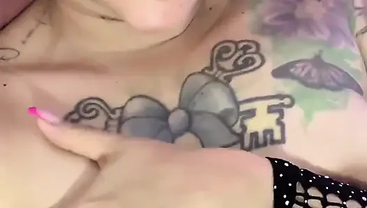 Seksi ve şişman bir BBW MILF, parmakları ve sikişmiş dildosuyla ıslak vajinasını orgazm etmek için mastürbasyon yapıyor