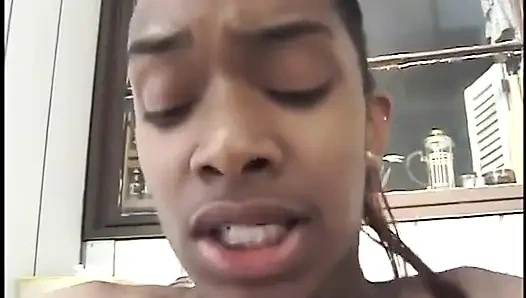 Zenci bebek öğretmeni için her şeyi yapıyor