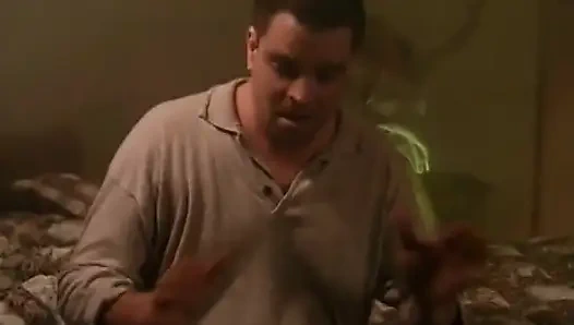 Blonde schlampe spielt mit ihrer muschi