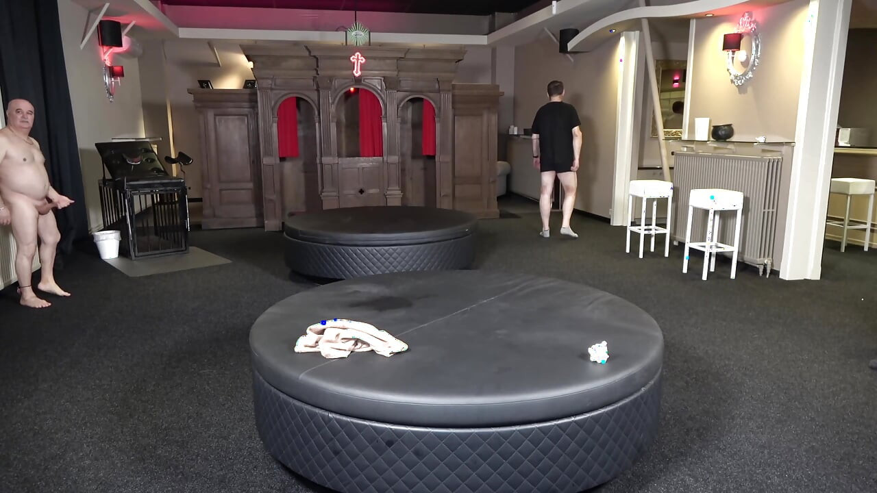 เย็ดเปลือย: สาวร่านเยอรมัน Xenia ปะทะ ชายเงี่ยน 30 คน เย็ดดิบ น้ําเงี่ยนไหลเยิ้ม ไม่มีขีดจํากัดเบื้องหลัง