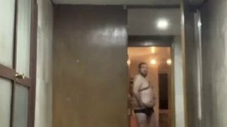Amico nudo nel suo appartamento