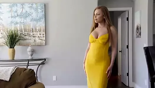 Une fille en robe jaune baise un ami pendant que les parents rentrent à la maison