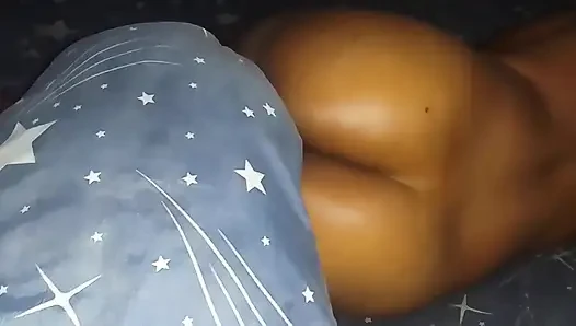 Mastürbasyon yaparken yakalandı ve amımı yedi ve dili beni sikti
