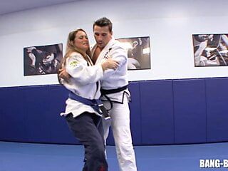 Trener karate rucha swojego ucznia zaraz po walce na ziemi