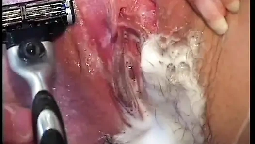 Ateşli seksi amatör esmer büyük bir yarak alıyor!