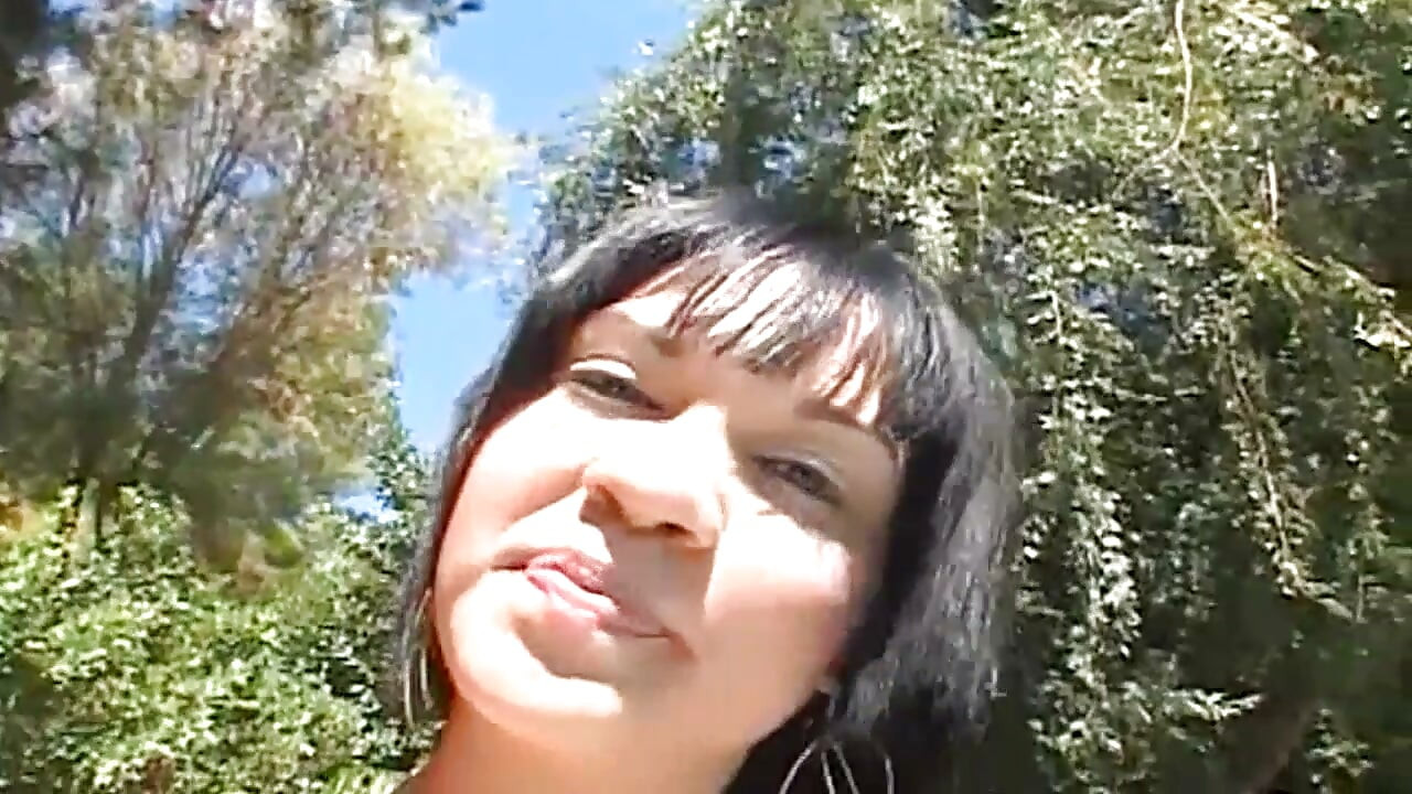 Buceta Preta Mostra Sua Bunda Redonda e Gostosa para uma Foda com um Pau Preto Grande