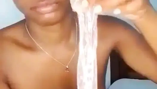 Kadın iyi emiyor ve sonunda dölünü yutuyor