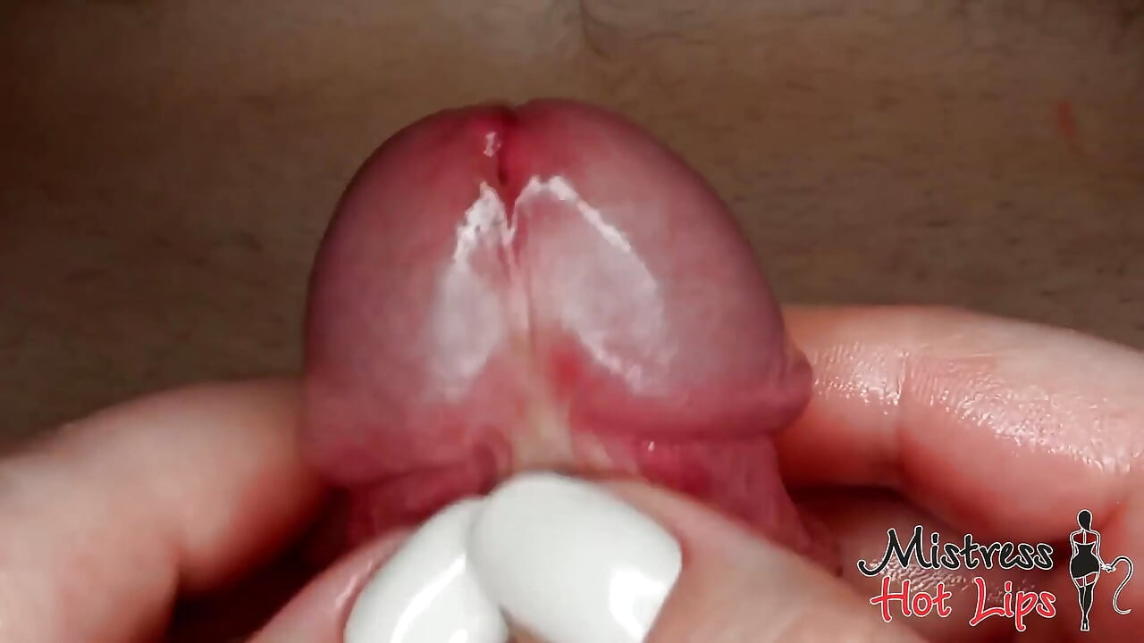 Sie streichelt seinen Frenulum und er kommt schnell
