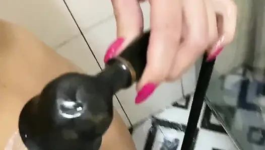 Иди в душ, чтобы развлечься. Больше ступней для тебя