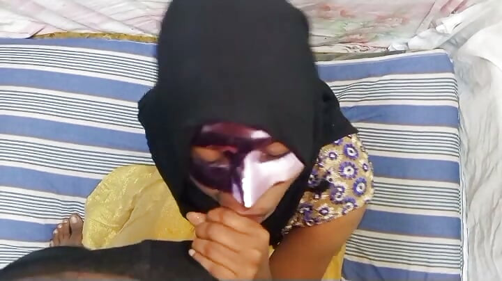 Ragazza musulmana desi dello Sri Lanka che scopa