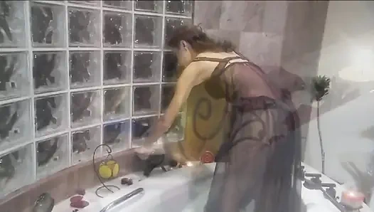 Cewek sange rambut cokelat lagi asik muasin memeknya pakai dildo sambil mandi