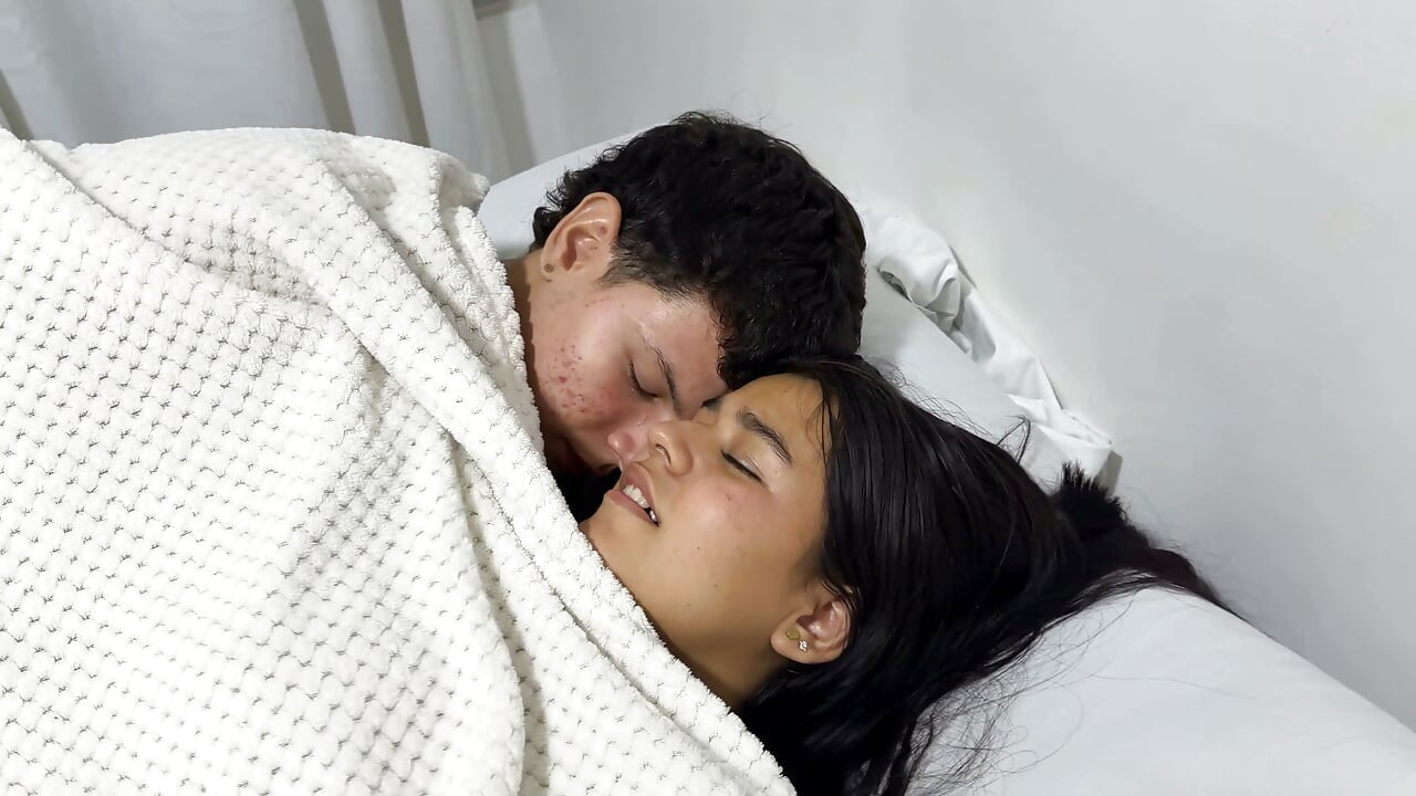 Iubitul meu excitat îmi face sex tare, indiferent că frățiorul meu vitreg e lângă noi.