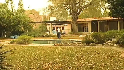 Tante sange ini di-fingering dan dientot habis-habisan di pinggir kolam renang