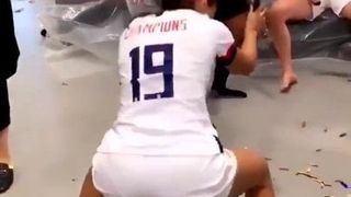 Alex Morgan тверкает