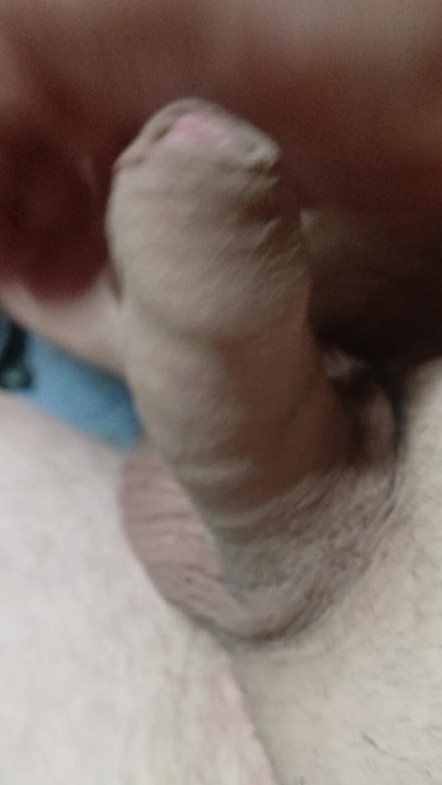 I'm waiting for someone who submissives me, who sucks me, I want to meet someone good to make me discover sex