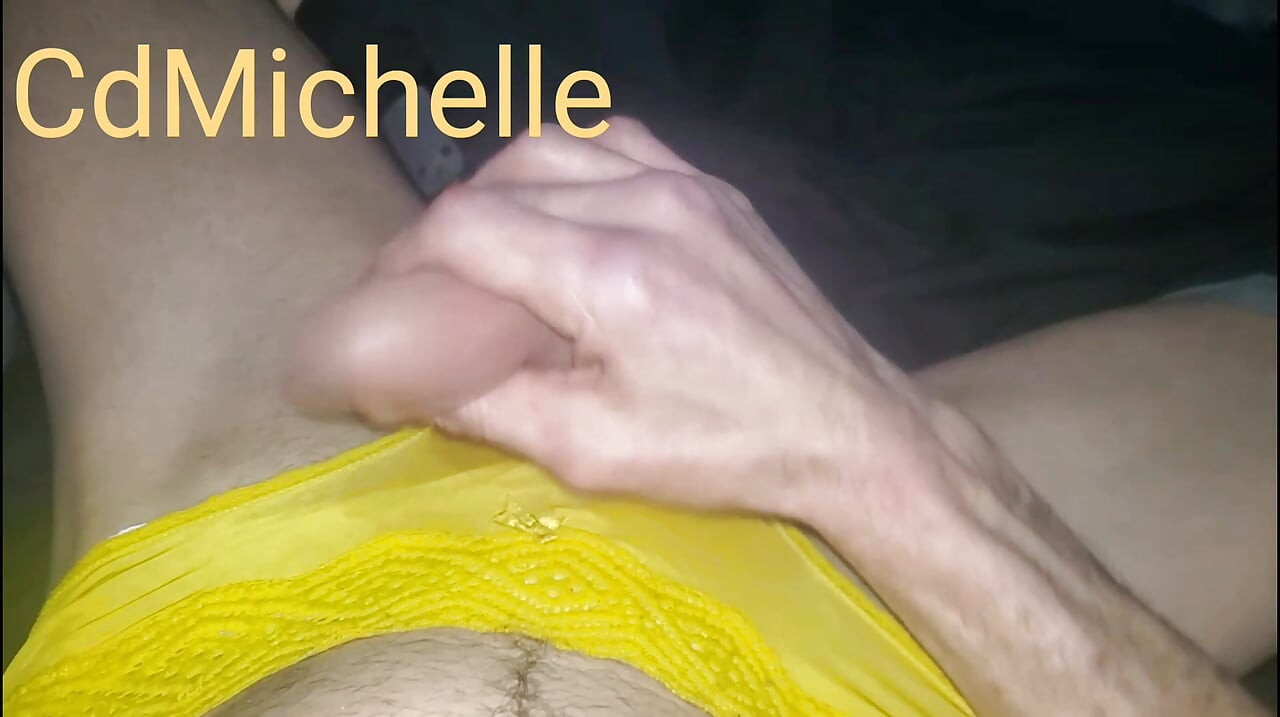 Cdmichelle svršava u seksi žutim gaćicama