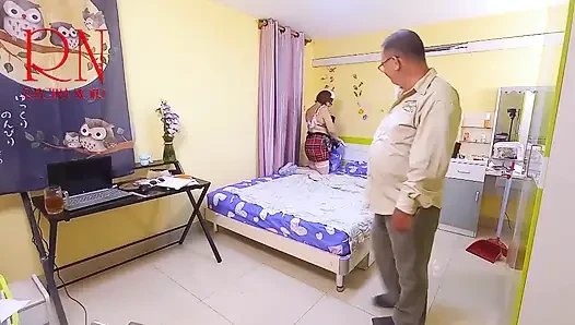 Karısı uzaktayken hizmetçiyi sikiyor! Kocasını aldatıyor. İhanete uğramış evli kadın. Tam video