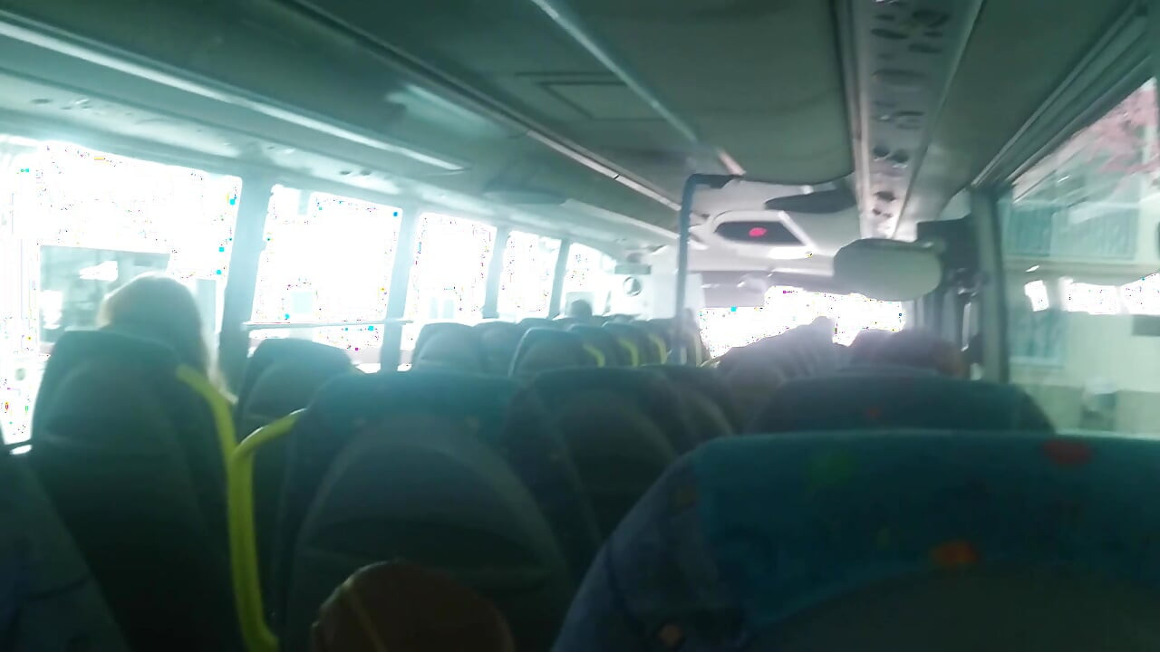 OBCIĄGANIE W AUTOBUSIE PUBLICZNYM I MIGAJĄCE CYCKI I DUŻY TYŁEK