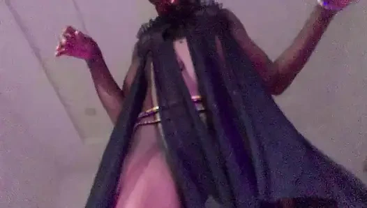 Замедленная чернокожая тинка танцует в замедленной съемке, ветрующую мокрую киску крупным планом