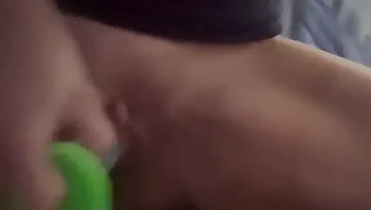 Милфа обожает трахать киску рано утром